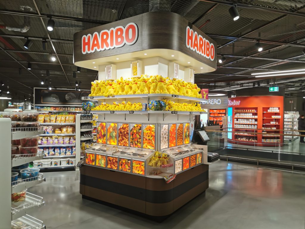  L'enseigne Edeka Zurheide propose des corners qui expriment avec force l'identité d'une marque : Haribo, Kinder, Ferrero. 